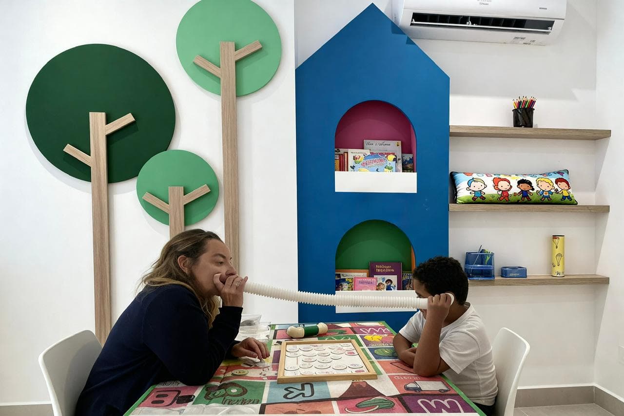 Momento de terapia com jogo simbólico