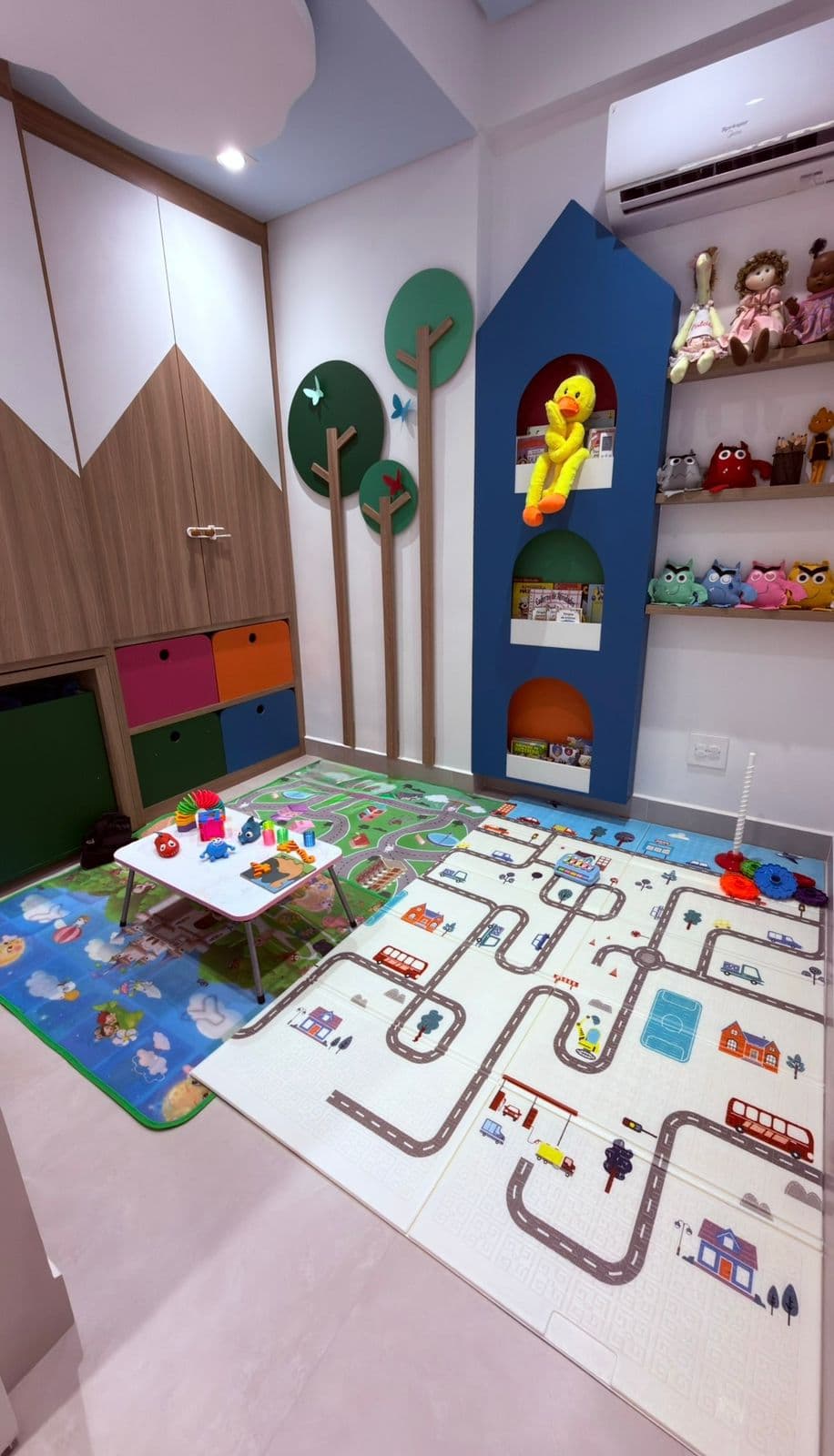 Área de brinquedos e materiais do consultório