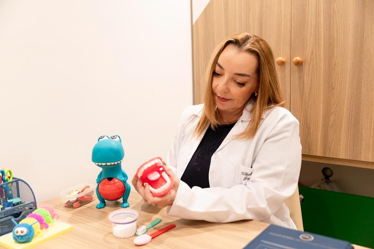 Dra. Cláudia Musser trabalhando com materiais lúdicos de fonoaudiologia